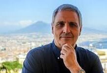 Maurizio De Giovanni: “La Roma può giocarsi lo scudetto con Napoli, Inter, Milan e Juve. Dei Giallorossi mi prenderei Soulè”